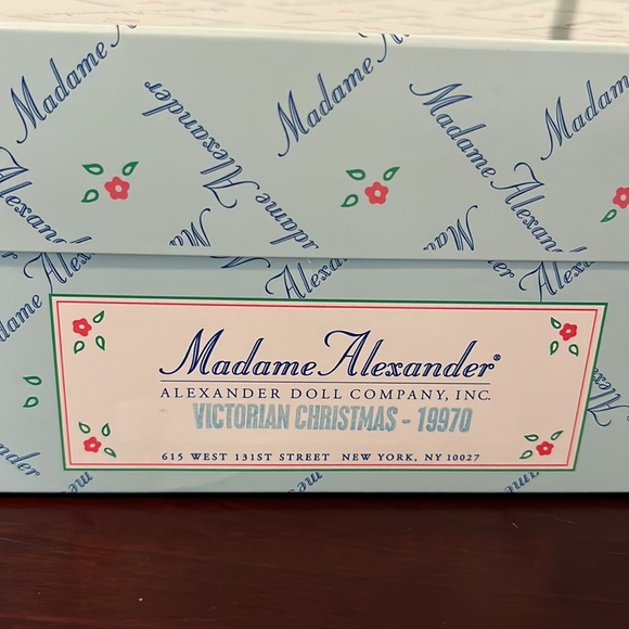 Madame Alexander's 8" Victorian Christmas #19970 - Picture 8 of 10